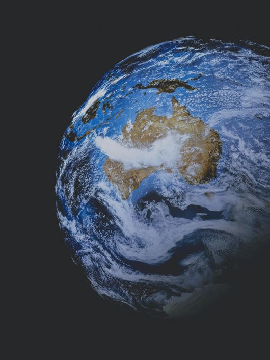 Una imagen de la Tierra vista desde el espacio, mostrando continentes y océanos.