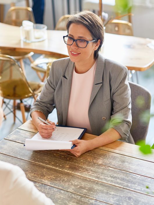 mujer contratando