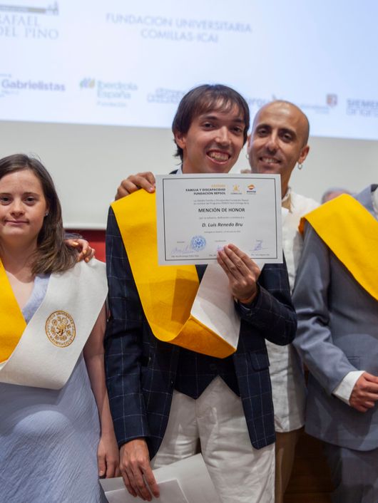 Grupo de graduados celebrando un acto académico con certificados.