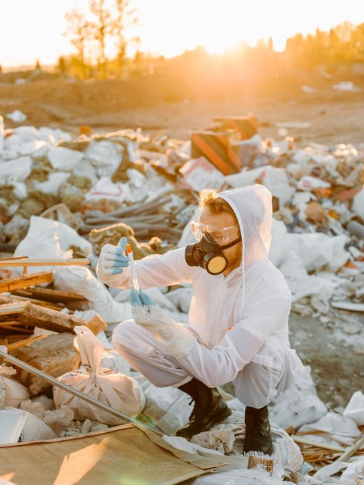 hombre analizando contaminantes emergentes