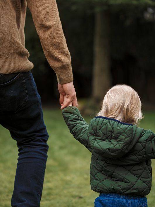 Padre e hijo caminando