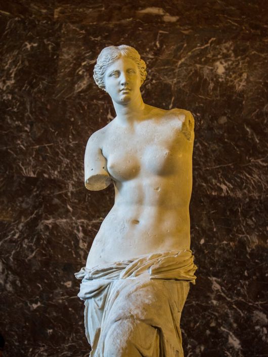 Escultura de una figura femenina clásica con un estilo elegante y detallado.