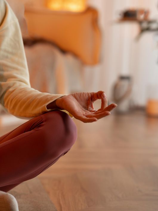 Mujer haciendo yoga