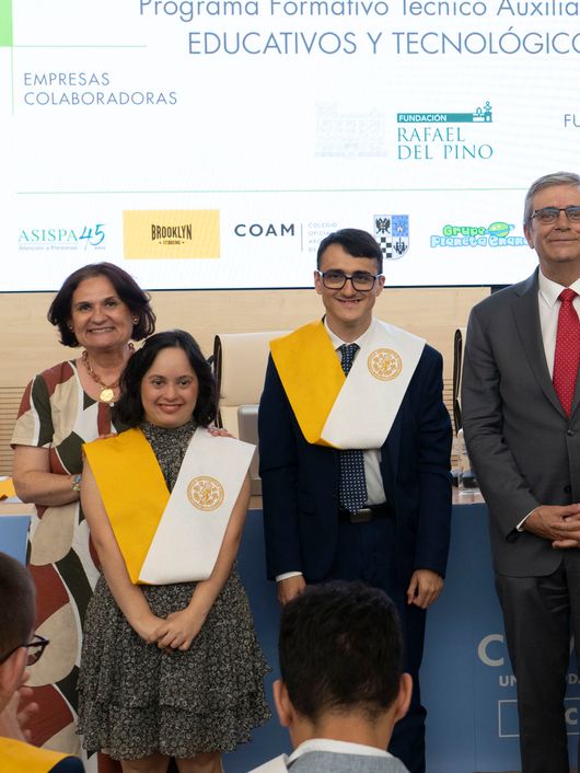 Un grupo de personas posando en un evento de clausura de un programa educativo.