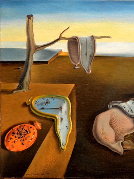 Una pintura surrealista que muestra relojes derretidos en un paisaje desértico.