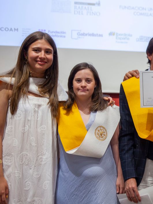 Grupo de graduados celebrando un acto académico con certificados.
