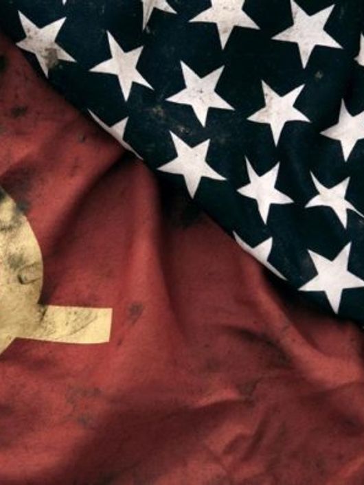 La imagen muestra las banderas de la Unión Soviética y Estados Unidos entrelazadas.