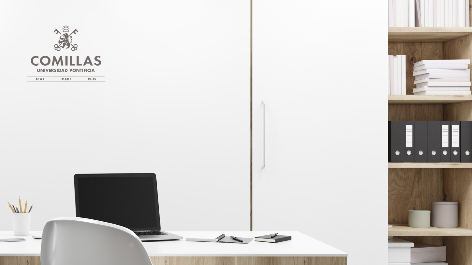 La imagen muestra un escritorio moderno con una computadora y estanterías llenas de carpetas en un entorno de oficina minimalista.