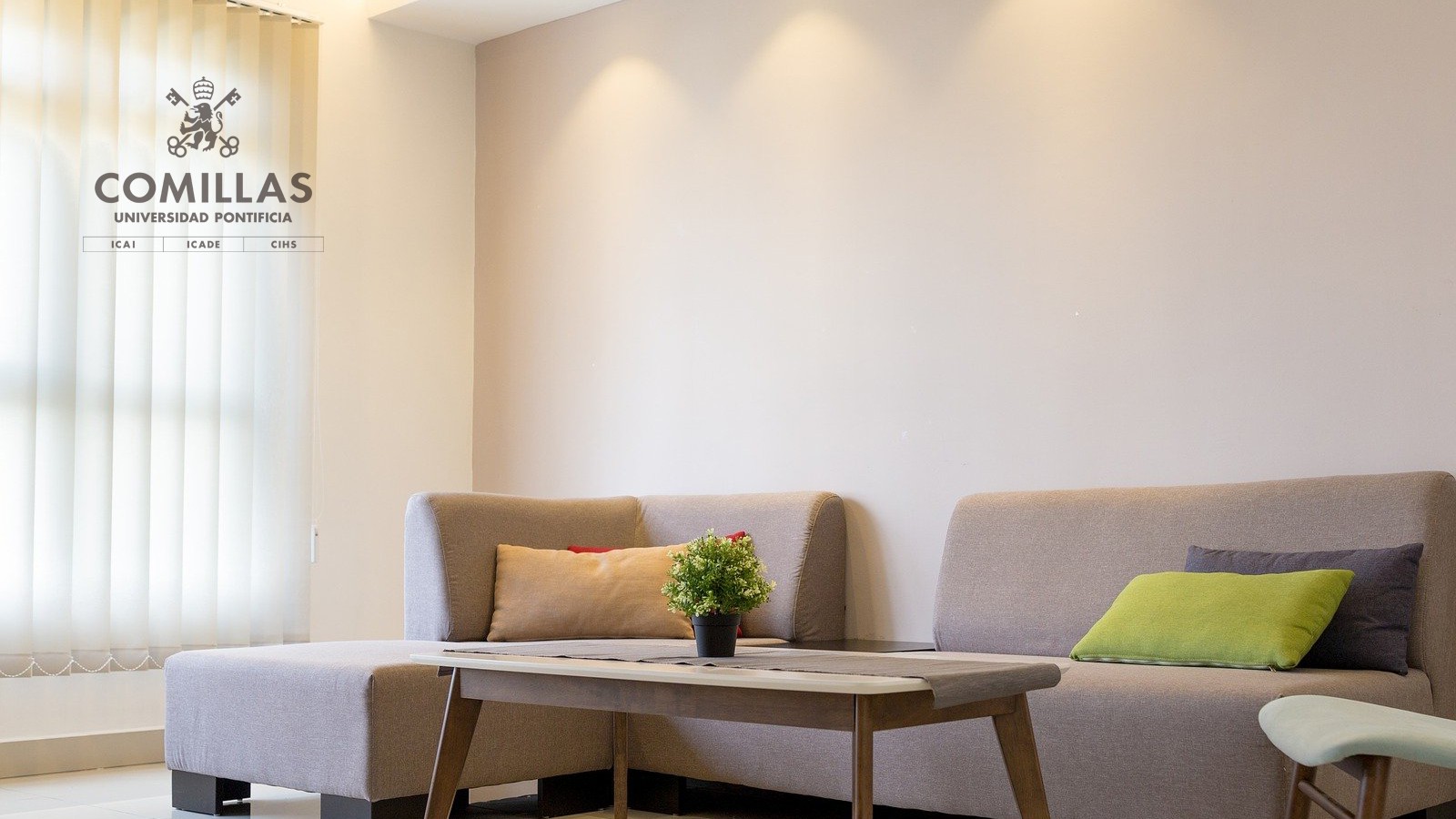 Una sala moderna y luminosa con sofás y una mesa de café.