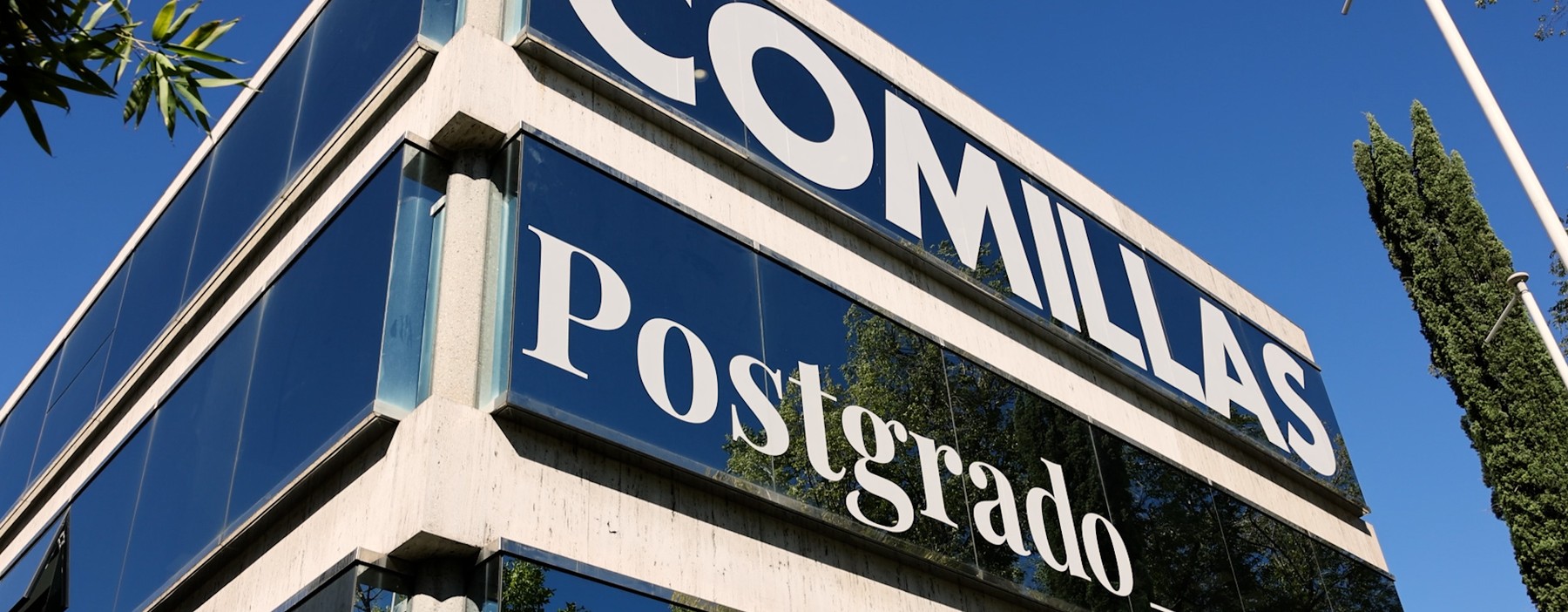 Edificio que alberga el postgrado en Comillas con un diseño moderno y luminoso.