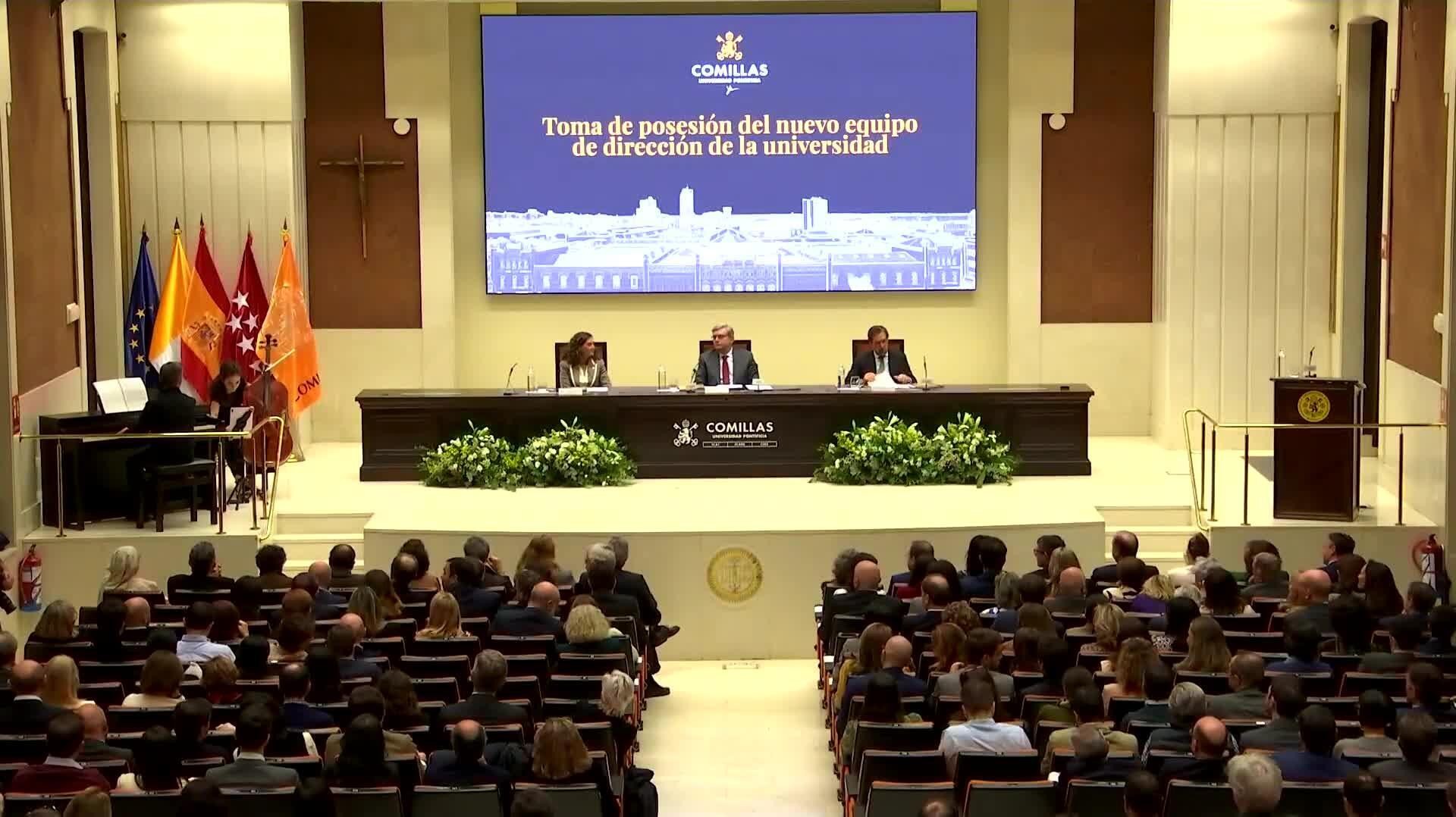 Ceremonia de toma de posesión del nuevo equipo de dirección en una universidad, con asistentes sentados y un panel en el frente.