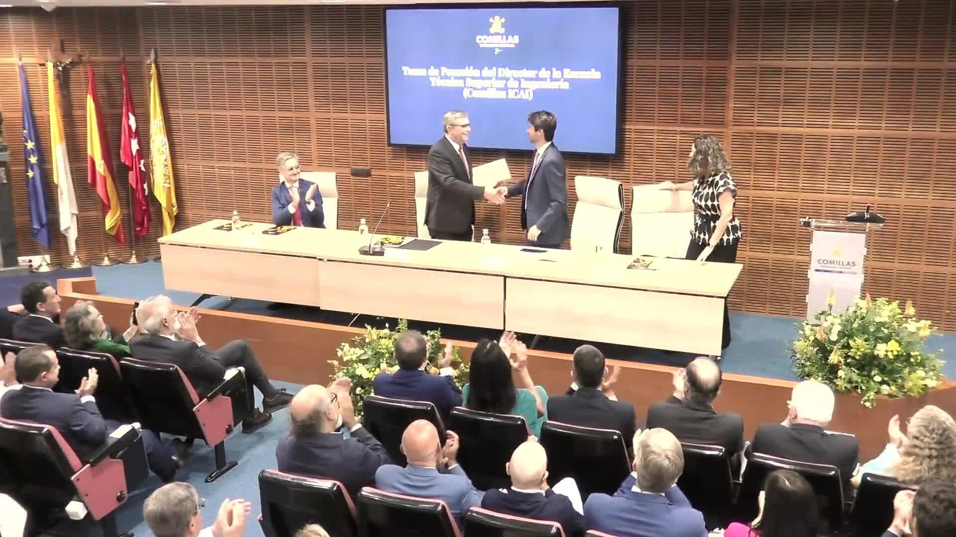 Un evento formal donde se realiza la entrega de un premio o un reconocimiento en un auditorio lleno de personas aplaudiendo.