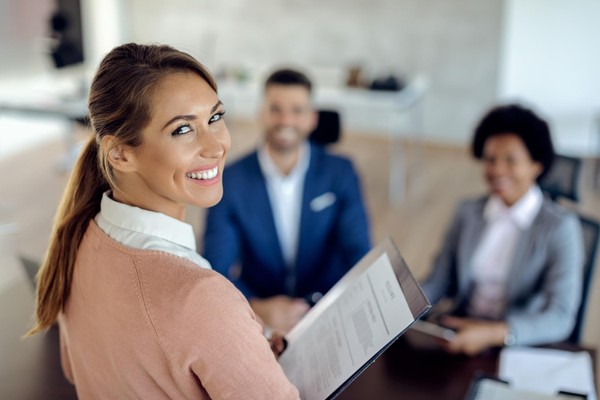 mujer-feliz-joven-que-tiene-entrevista-trabajo-oficina.jpeg