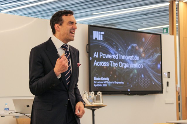 Un hombre presenta una conferencia sobre innovación impulsada por la inteligencia artificial en un entorno profesional.