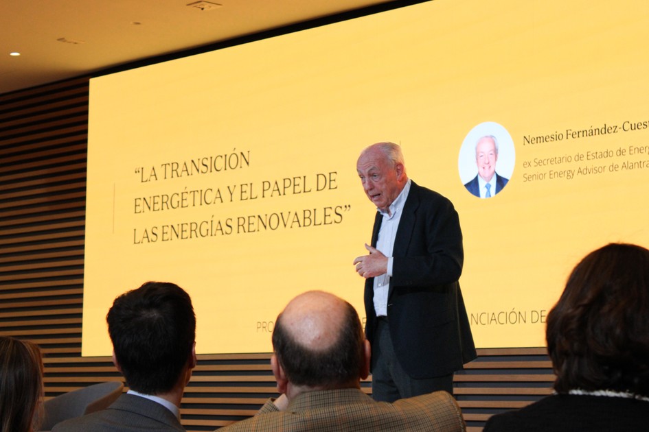 Nemesio Fernández-Cuesta en su ponencia "La transición energética y el papel de las energías renovables"