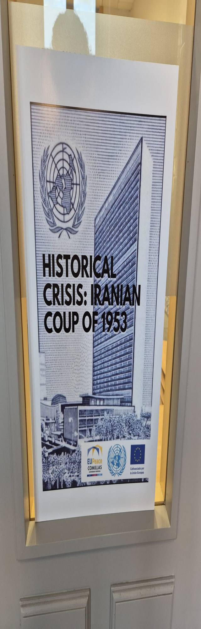 El cartel presenta información sobre la crisis histórica del golpe iraní de 1953, junto con el logotipo de las Naciones Unidas.
