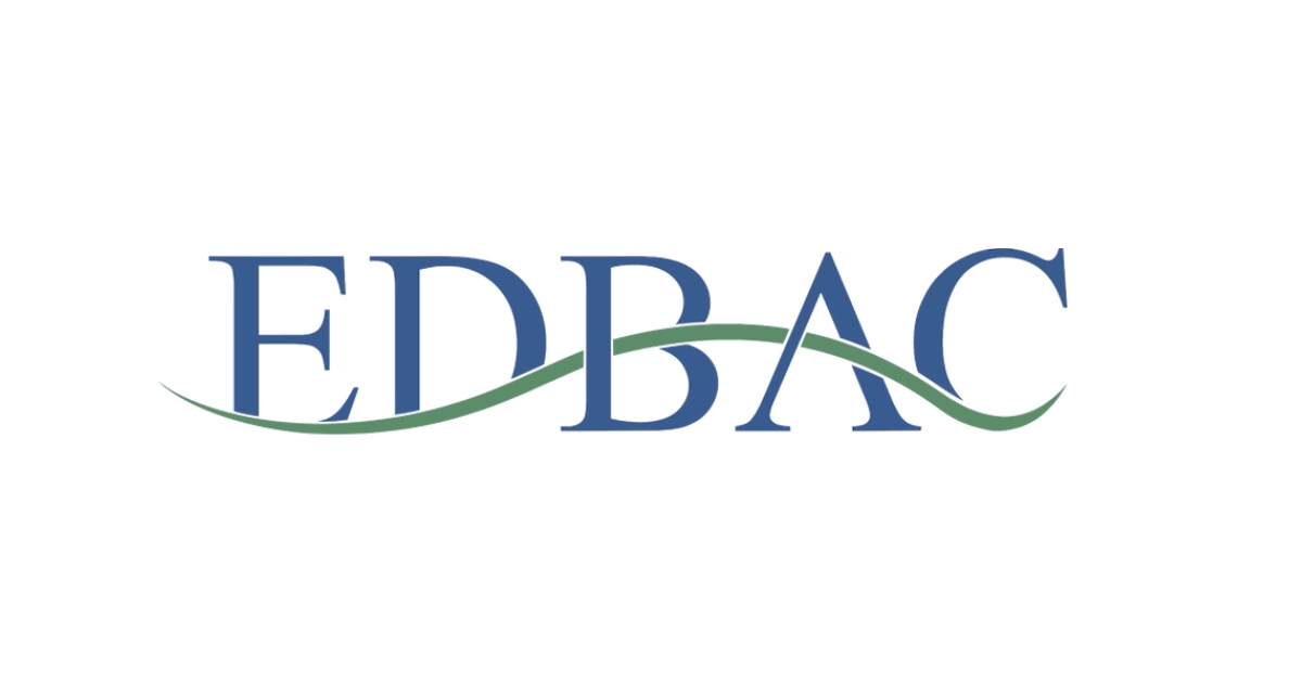 Logotipo de EDBAC con un diseño limpio y colores azul y verde.