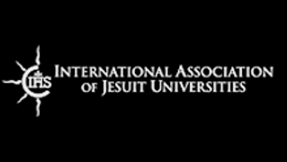 International Association of Jesuit Universities. Logotipo de la Asociación Internacional de Universidades Jesuitas.