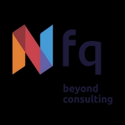 Logotipo moderno que combina formas geométricas y tipografía elegante.