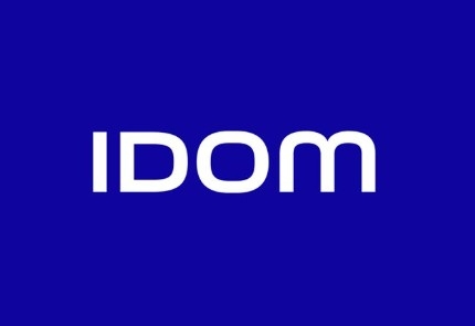Logotipo de IDOM sobre fondo azul.