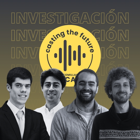 Cuatro hombres jóvenes sonriendo con un fondo gráfico amarillo y gris que incluye texto sobre investigación y un icono de podcast.