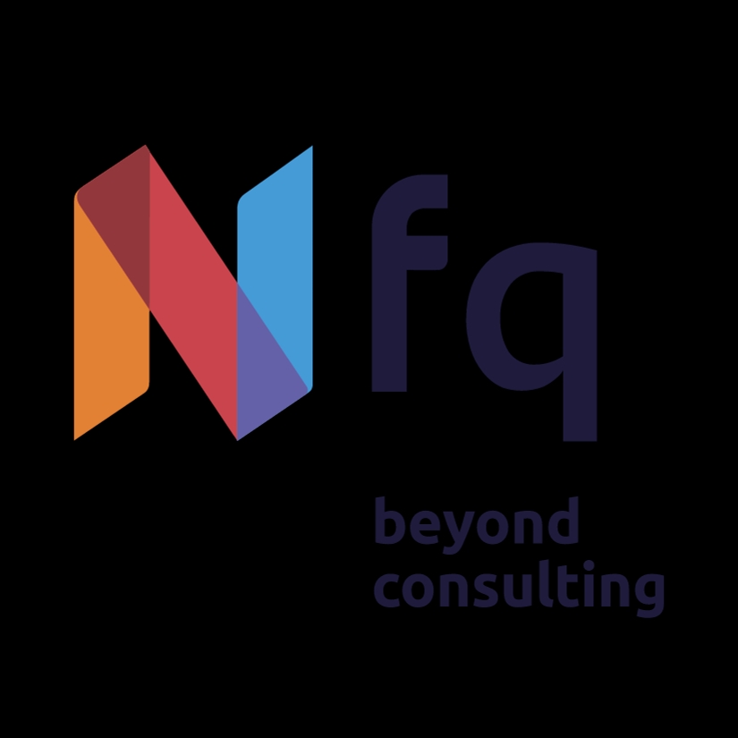 Logotipo moderno que combina formas geométricas y tipografía elegante.