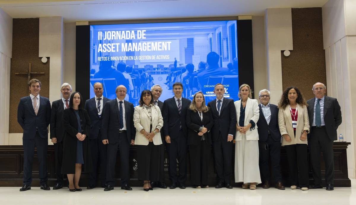 Un grupo de profesionales posan juntos en un evento relacionado con la gestión de activos.