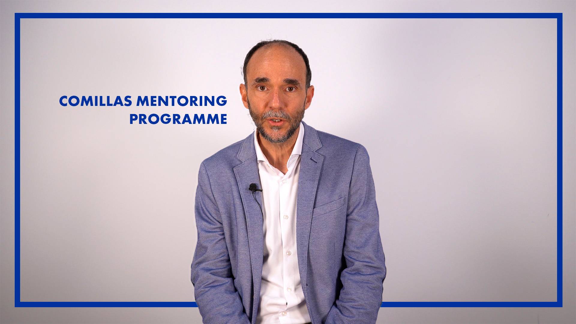 Un hombre sentado en un entorno sencillo presenta un programa de mentoría llamado Comillas Mentoring Programme.