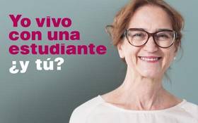 A smiling elderly woman with glasses on a grey background with pink and white Spanish text saying 'Yo vivo con una estudiante, ¿y tú?'