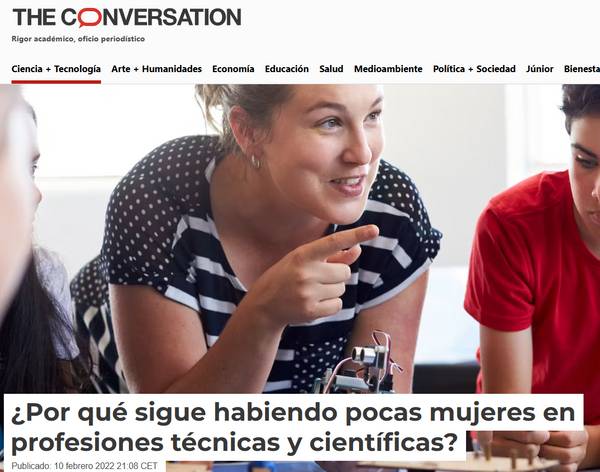 La imagen muestra a un grupo de mujeres discutiendo y colaborando en un entorno educativo o técnico.