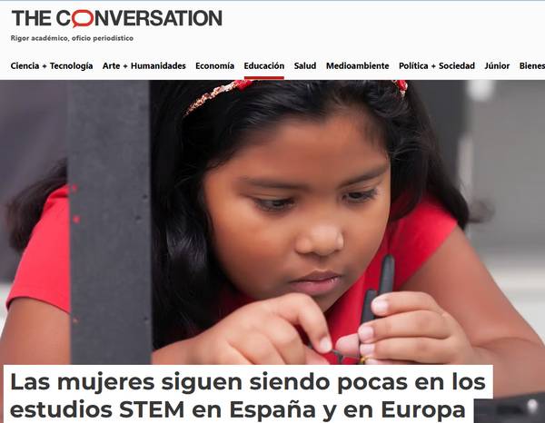Una niña está concentrada en una actividad relacionada con estudios STEM.
