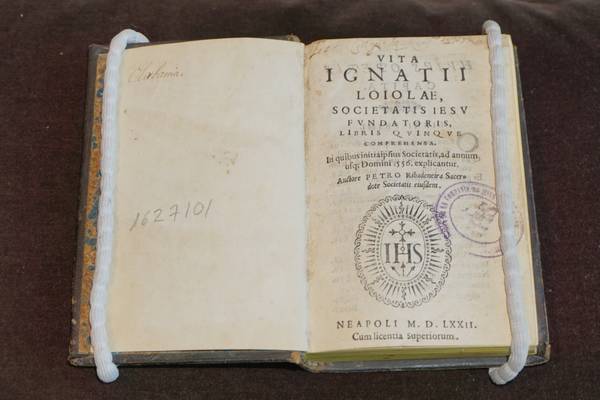 El interior de un libro antiguo titulado 'Vita Ignatii Loiolae'.