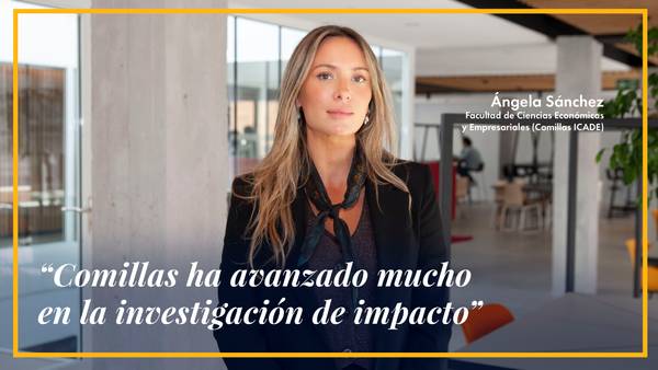 Una mujer con cabello largo y lacio posando en un interior moderno y elegante.