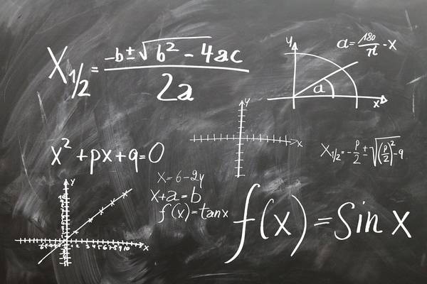 La imagen muestra una pizarra con diversas fórmulas matemáticas y gráficas.