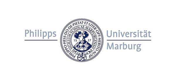 Logo de la Universidad de Marburgo con un sello que incluye texto y una fecha alrededor de un diseño central, flanqueado por el nombre de la universidad en dos bloques de texto.