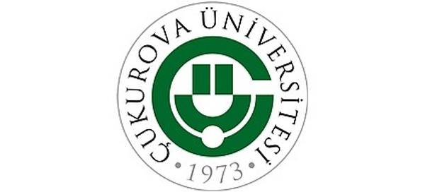 Logotipo de la Çukurova Üniversitesi, que consiste en un círculo verde y blanco con las letras 'ÇU' y el año 1973.