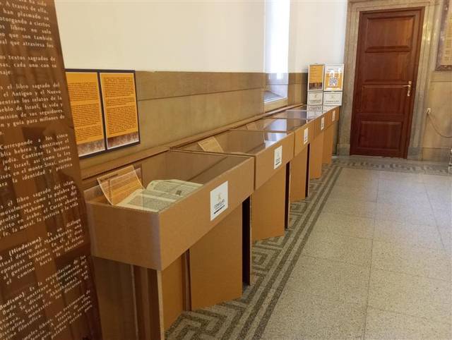 Un área del museo con vitrinas exhibiendo documentos y paneles informativos.
