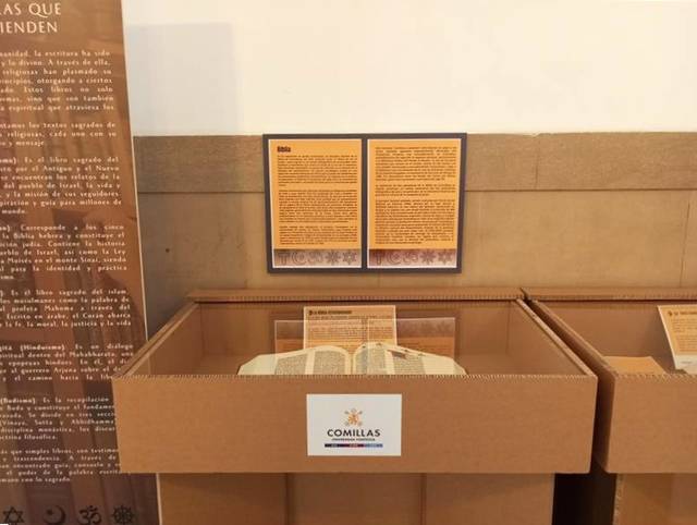 La imagen muestra un expositor con libros y textos informativos en una sala de exhibición.