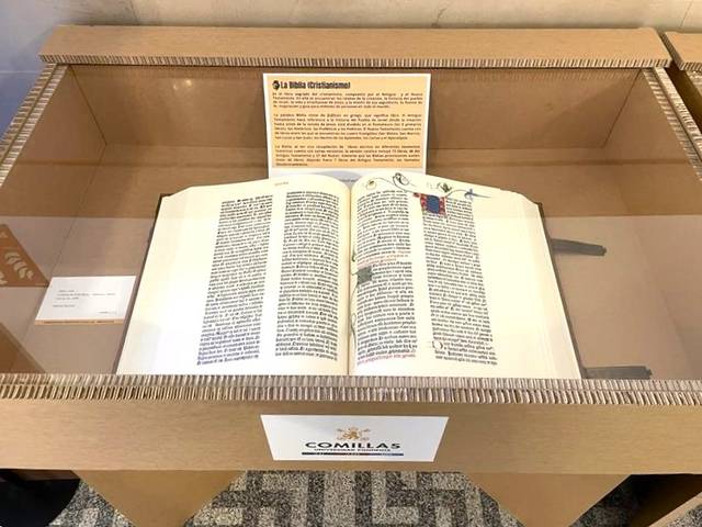 Una Biblia histórica expuesta en una vitrina.