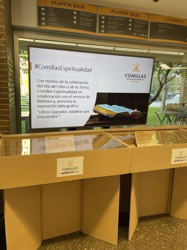 Una exposición sobre el Día del Libro en el campus de Comillas, con un panel que destaca la espiritualidad y libros sagrados.