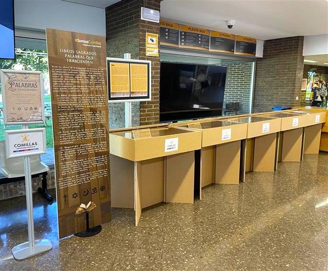 Una exhibición de libros marginados en un espacio educativo.