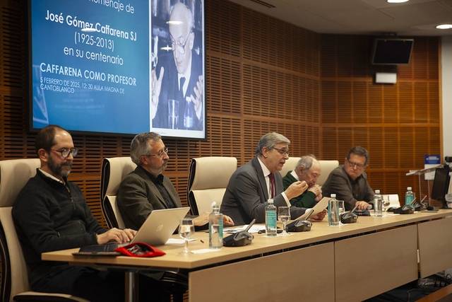 Un grupo de personas participa en un homenaje a José Gómez-Caffarena en su centenario.