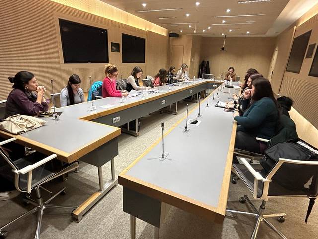Reunión de un grupo de mujeres en una sala de conferencias moderna.