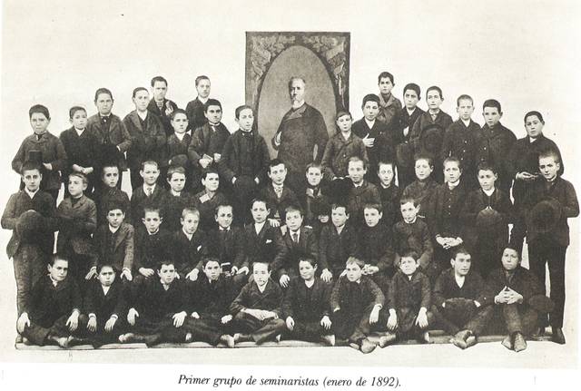 Fotografía antigua en blanco y negro de un grupo de seminaristas junto a un sacerdote, tomada en enero de 1892.