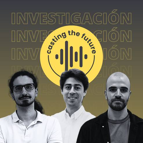 Three men stand in front of a graphic background with the text 'Investigación' multiple times and a central icon representing a podcast, titled 'Casting the future'.