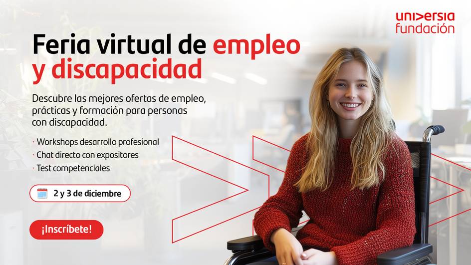 Una mujer joven en silla de ruedas sonríe frente a un cartel promocional de una feria virtual de empleo y discapacidad organizada por la Fundación Universia.