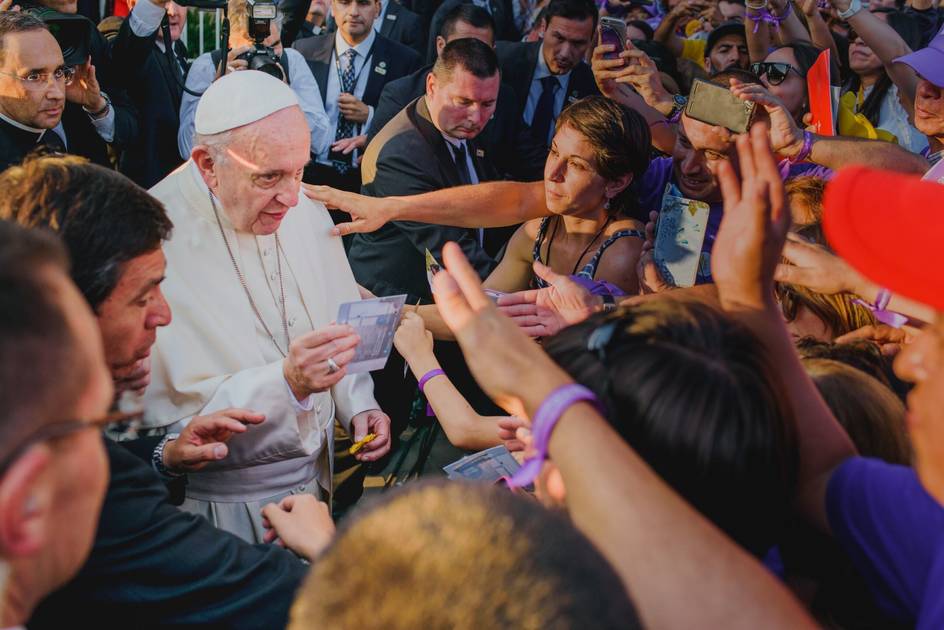 El Papa Francisco interactúa con la multitud durante un evento público.