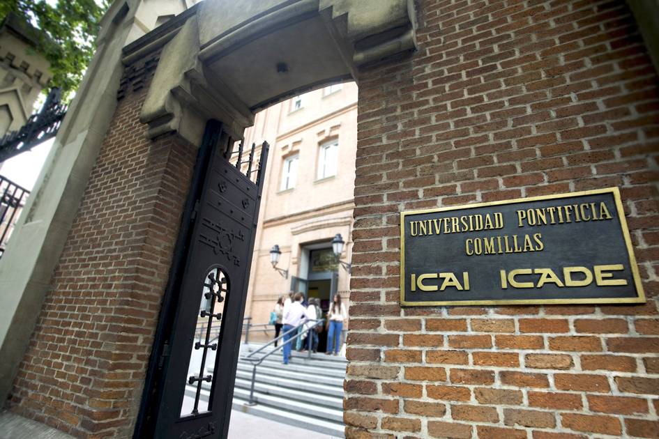 Entrada a la Universidad Pontificia Comillas con el letrero de ICAI ICADE visible.