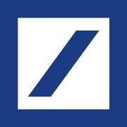 La imagen muestra un logotipo con un fondo azul y un diseño geométrico en blanco y azul.