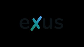 La imagen presenta un logotipo minimalista en un fondo negro con el texto 'exus'.